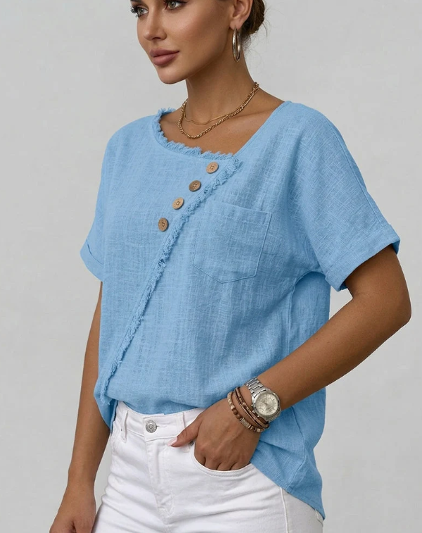 Dam Blus med råa kanter, snedskuren design och korta ärmar