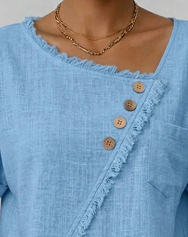 Dam Blus med råa kanter, snedskuren design och korta ärmar