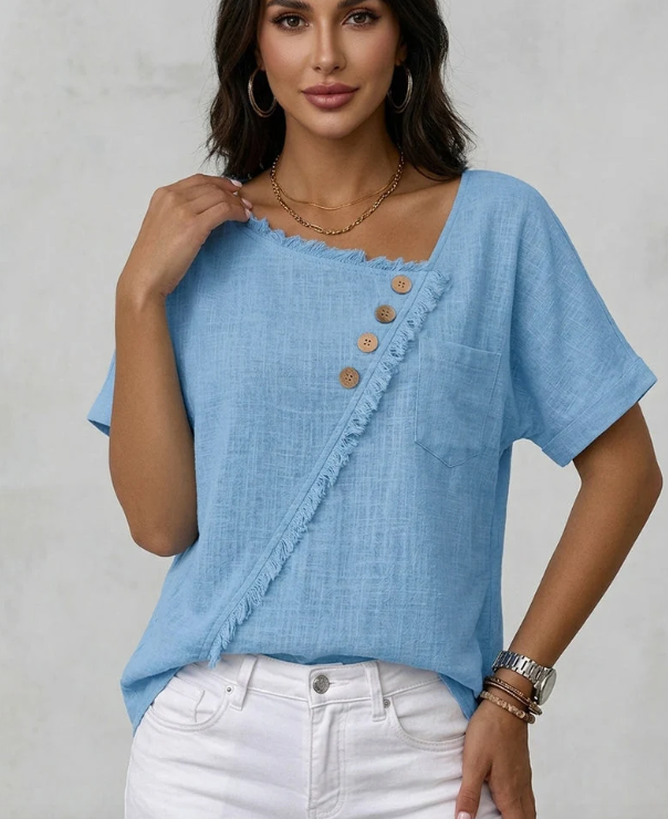 Dam Blus med råa kanter, snedskuren design och korta ärmar