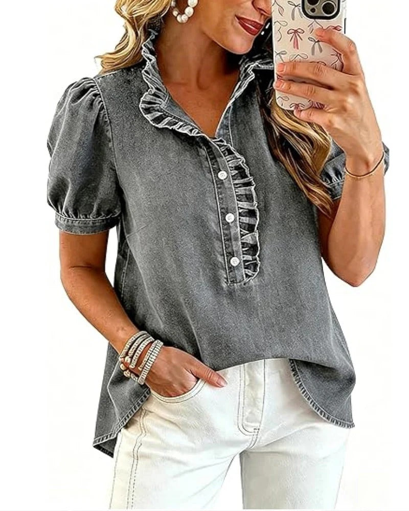Dam Jeansblus med krage, korta puffärmar och volangdetaljer